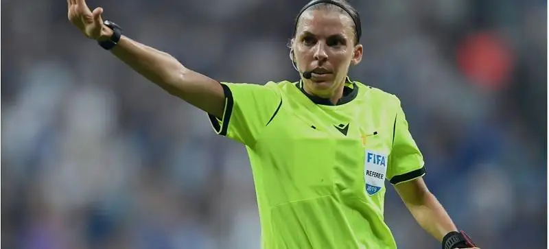 ەرلەر اراسىنداعى فۋتبولدان الەم چەمپيوناتىندا العاش رەت ايەل تورەشى قىزمەت اتقارادى