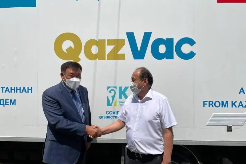Гуманитар ёрдам: 25 минг доза QazVac вакцинаси Қирғизистонга етказиб берилди