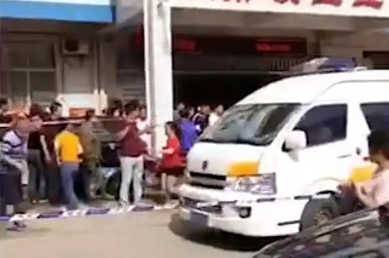 Хитойда бошланғич мактаблардан бирида қўриқчи 40 кишини пичоқлаб ташлади