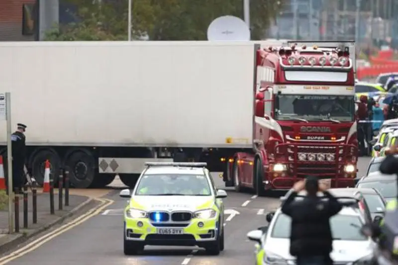 英国货柜车内惊现39具尸体 警方正在核实死者身份