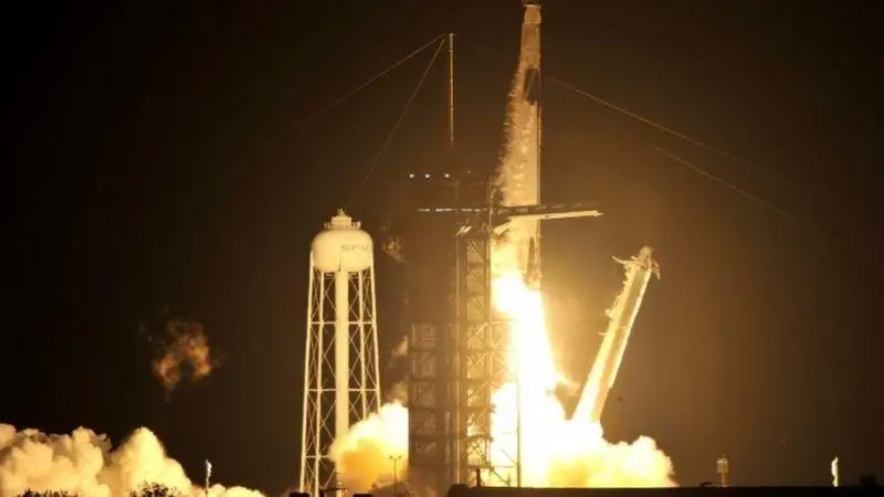 搭载4名宇航员的SpaceX“龙”飞船发射升空