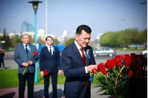 国务顾问向拉赫姆詹·霍什卡尔巴耶夫纪念碑敬献花篮