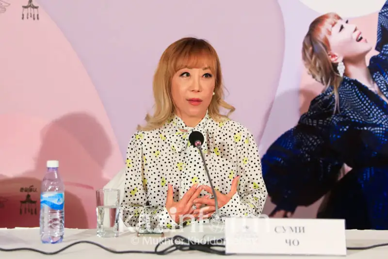 الەمگە تانىمال وپەرا ءارتىسى سۋمي استانادا ونەر كورسەتەدى - فوتو