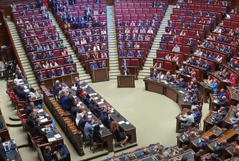 Италия президенти парламентни тарқатиб юборди