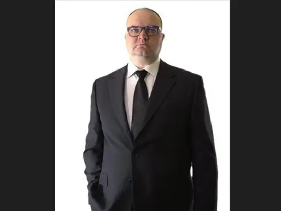 رەسەيلىك دارىگەر ەلدەن قۋىلدى
