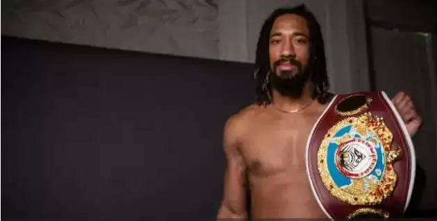 جەڭىلمەگەن امەريكالىق الىمحان ۇلىمەن ايقاستان نەگە بەلبەۋىن تاستاي قاشقانىن ءتۇسىندىردى