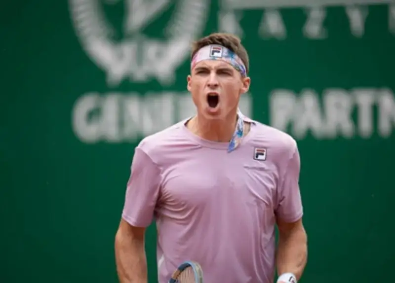 Казахстанский теннисист совершил сенсацию и вышел в полуфинал турнира в Лиссабоне