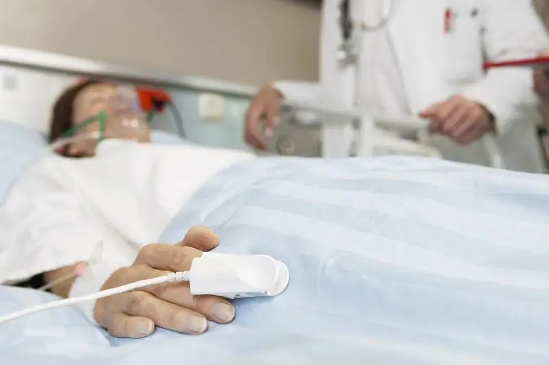 كوروناۆيرۋس جۇقتىرعان قاي ساناتتاعى ادامدار بىردەن اۋرۋحاناعا جاتقىزىلادى