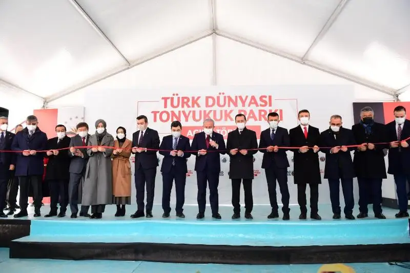 تۇركى اكادەمياسى انكارادا بىلگە تونىكوك جازبا ەسكەرتكىشىنىڭ كوشىرمەسىن ورناتتى