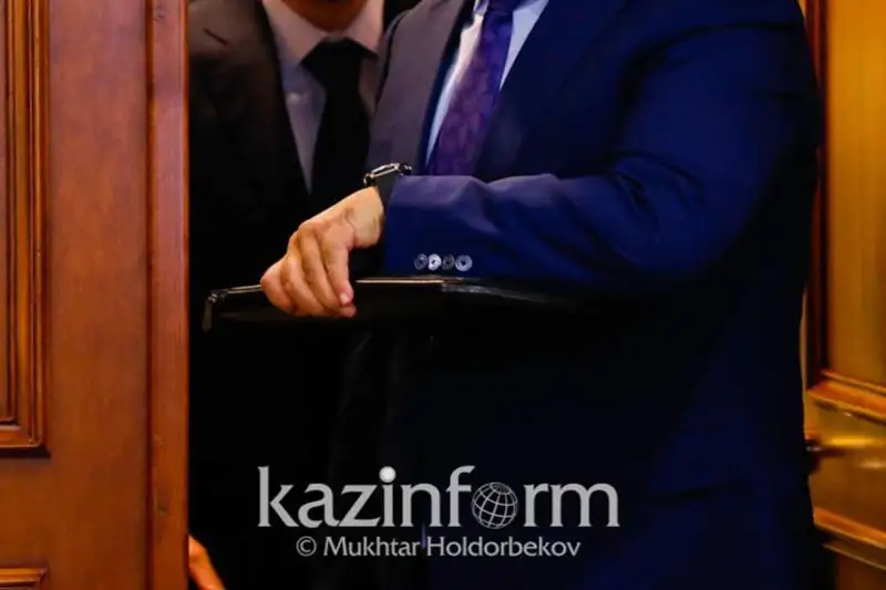 Advokat Býrhan Janseıitov qarjylyq monıtorıng agenttigi qyzmetkerine qol kótergen