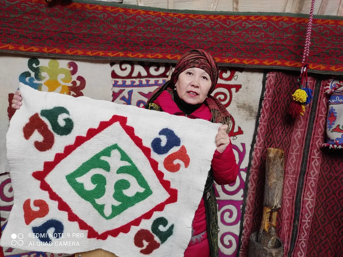 Картины из войлока, ювелирные украшения представили на выставке в Актобе