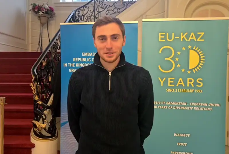 Известный казахстанский футболист проголосовал на выборах Президента РК в Бельгии