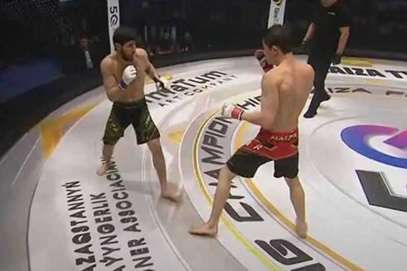 Казахстанец удосрочил бойца из Азербайджана на турнире в Алматы