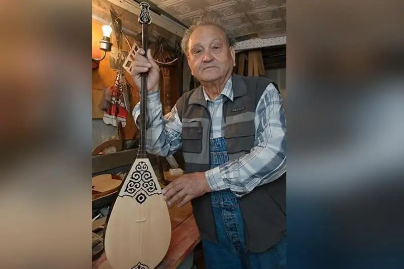 اقىن ءارى شەبەر سەرىكباي وسپانوۆ: دومبىرا بارلىق تىلدە سويلەي الادى