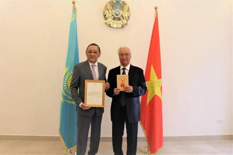 ابايدى ۆەتنام تىلىندە سويلەتكەن اۋدارماشى پرەزيدەنتتىڭ العىس حاتىن الدى