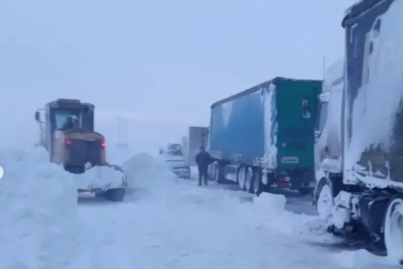 Водители 15 фур около суток находятся в снежном плену на трассе в ЗКО
