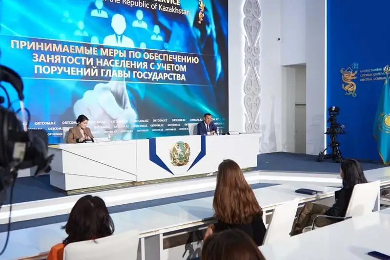 Eńbek mınıstrligi jas qyzmetkerler úshin synaq merzimin alyp tastaýdy usyndy