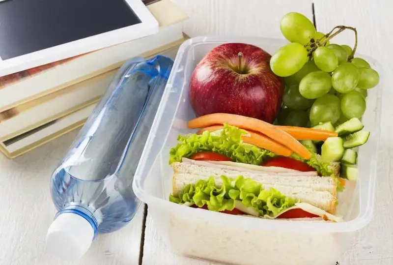 Казахстанские учащиеся могут принести с собой еду в школу