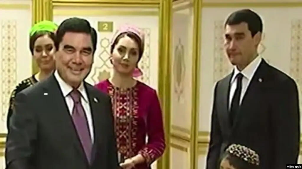 Түркіменстан президенті Гурбангулы Бердімұхамедов (сол жақта алдыңғы қатарда)' пен оның ұлы Сердар Бердімұхамедов (оң жақта). Видеодан скриншот.