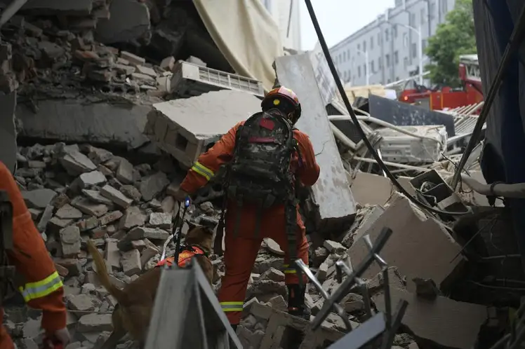 Под завалами рухнувшего дома заблокированы 23 человека в Китае