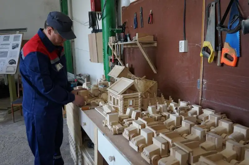 Антигаджетные эко-игрушки производят в Павлодарской колонии