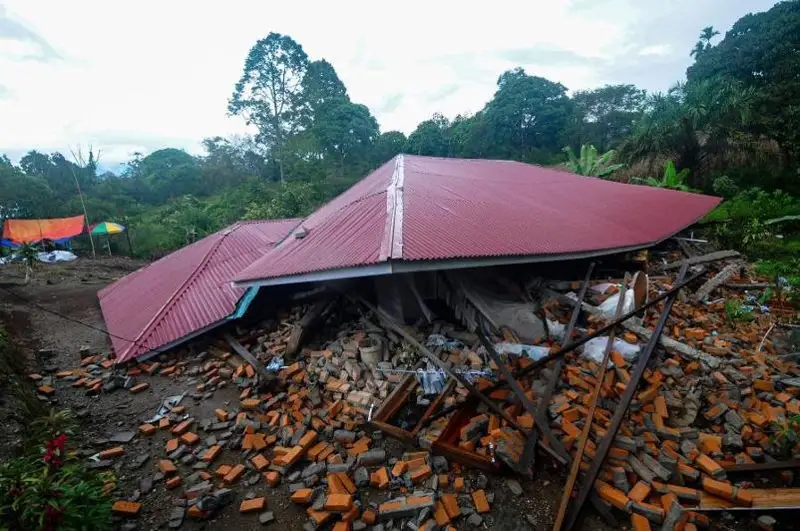 Indonezııadaǵy jer silkinisinen qaza tapqandar sany 10-ǵa jetti, 13 myń adam evakýatsııalandy