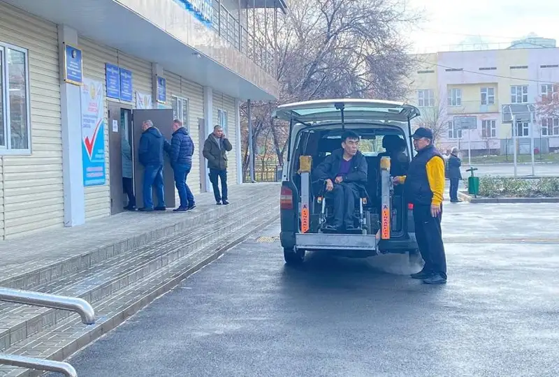 Инватакси организовали для алматинцев с ограниченными возможностями