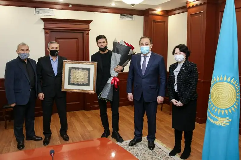 ەرالى توعجانوۆ ءانشى قاراقات باشانوۆا مەن بوكسشى دانيار ەلەۋسىنوۆتى قابىلدادى