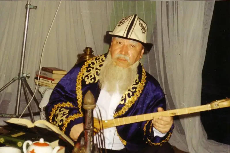 رەسەيلىك ءتولقۇجاتىما قازاقى شاپانمەن سۋرەتكە ءتۇستىم - شەرحان ءابىلوۆ