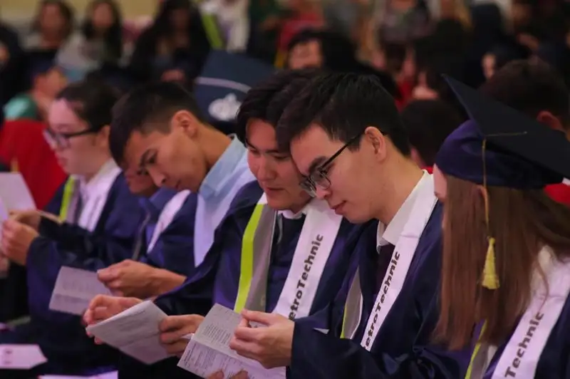 Выпускники колледжа в Атырау вместе с дипломом получили трудовые книжки