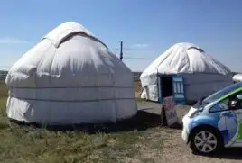 Туристер түсетін киіз үйлер. Қазақстан, 2012 жылдың жазы.