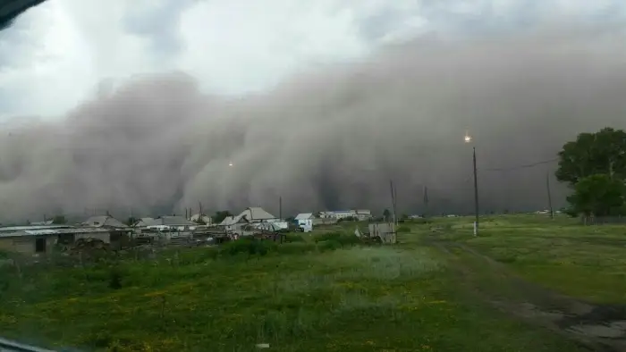 Өскеменде дүлей дауыл бірнеше ғимараттың шатырын жұлып әкетті