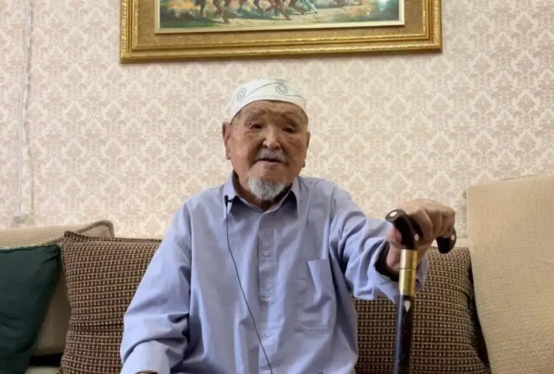 Активисты Народной коалиции поздравили ветеранов с Днем Республики