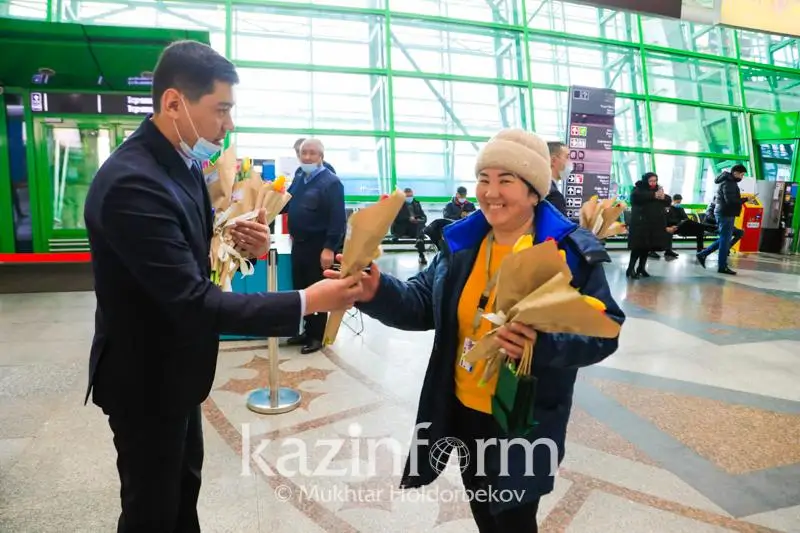 Сотрудники столичного аэропорта поздравили пассажирок с женским праздником