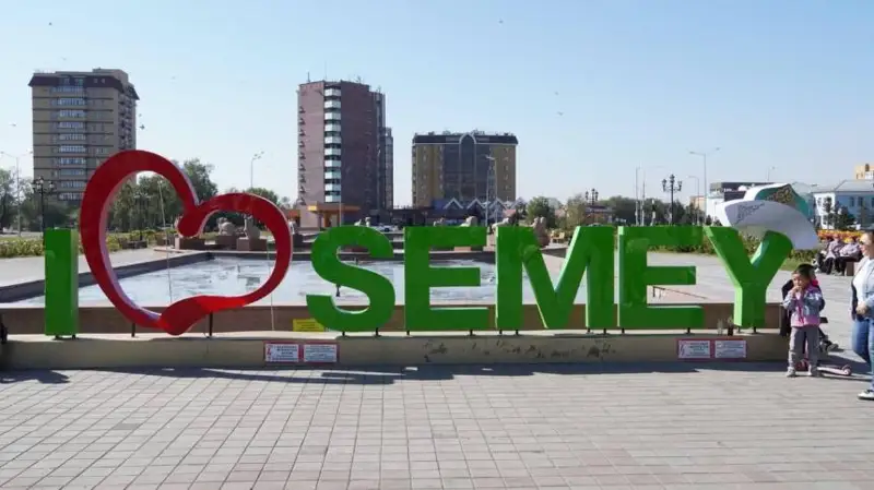Semeıde qala kúni merekelenip jatyr