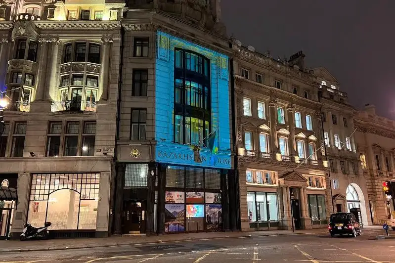 لوندوندا تاريحي عيمارات كوك بايراق تۇسىنە بويالدى - فوتو