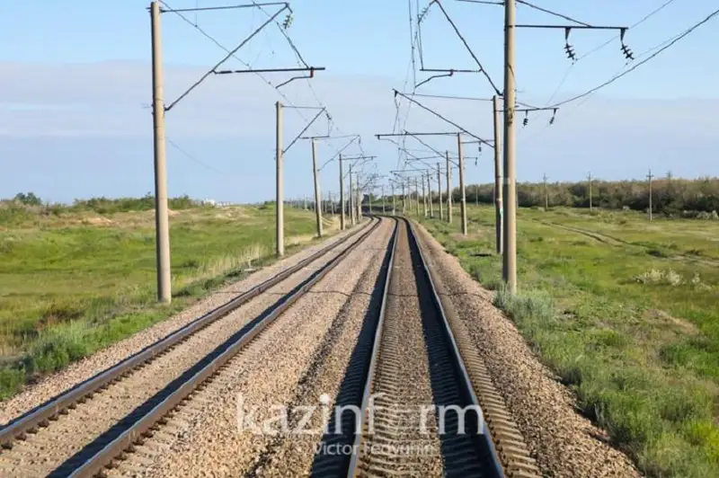 Авто столкнулось с грузовым поездом в Костанайской области, есть жертвы