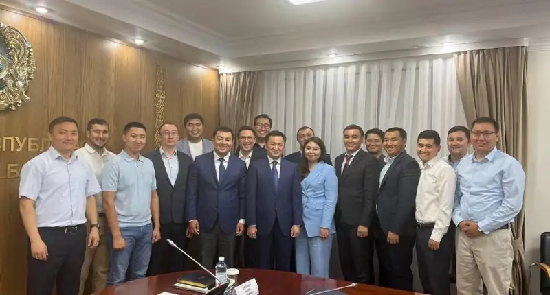 Глава УДП провел встречу с членами Президентского молодежного кадрового резерва