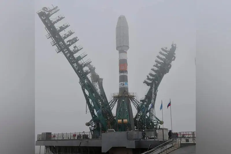 Ракета «Союз-2» с группировкой спутников One Web установлена на стартовом комплексе Байконура