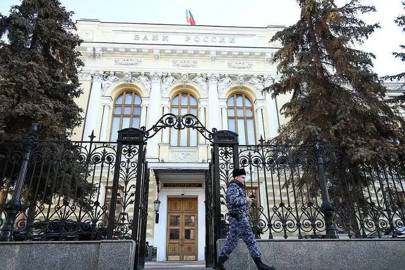 S&P: Международные санкции сократили доступные валютные резервы России почти наполовину