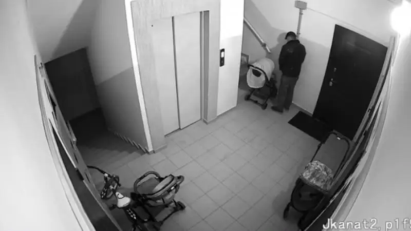 الماتىدا ءۇي كىرەبەرىسىندە بالالار ارباسىنا دارەت سىندىرعان تۇرعىن ۇستالدى