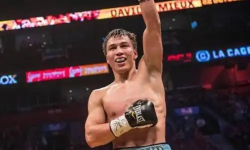 Батыр Джукембаев нокаутировал соперника в главном бою в Алматы