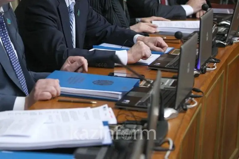 Prezıdent: Barlyq memlekettik qyzmetshiden óz jumysyn adal atqarýdy talap etemin