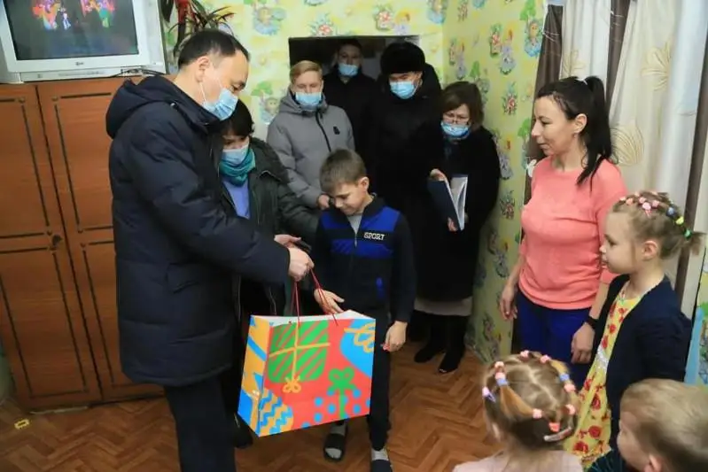 317 малообеспеченных семей в Костанайской области получили продуктовые наборы