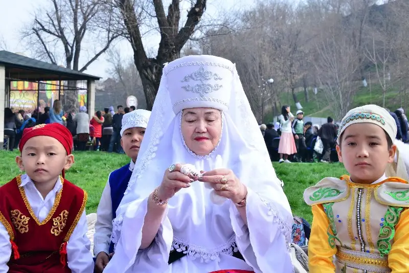 Шымкенттің балалары шомылу маусымын бастап жіберді