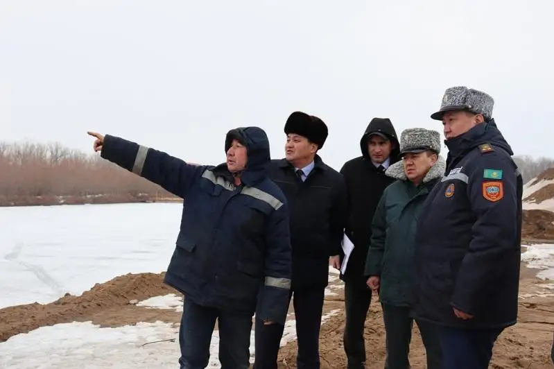 Вице-министр по ЧС ознакомился с работой по берегоукреплению реки Урал