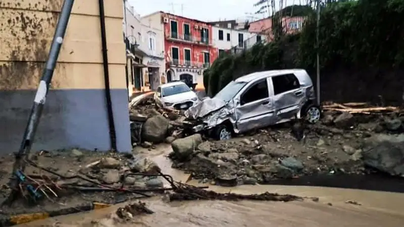 Italııada laı kóshkini júrip, ondaǵan adam izdestirilip jatyr