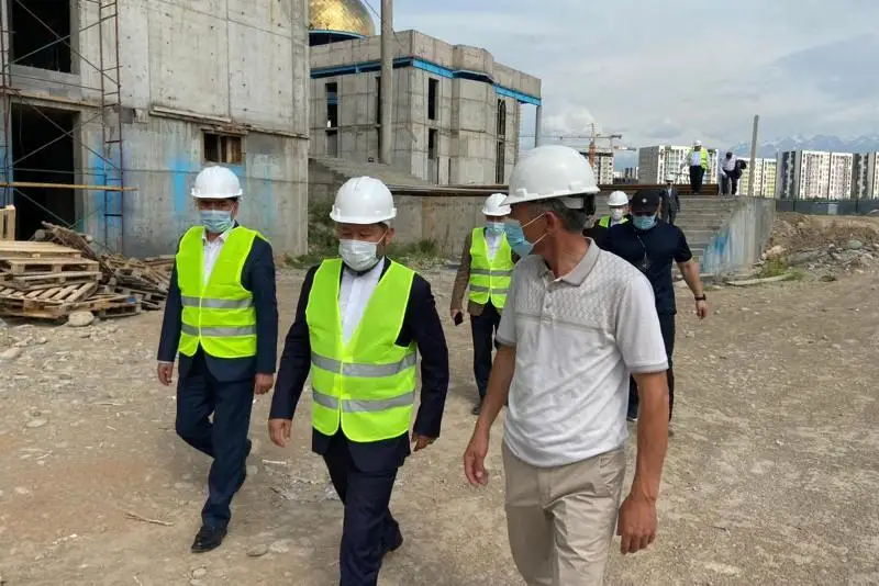 الماتىدا ءبىر مەزەتتە 7 مىڭ ادام قۇلشىلىق ەتە الاتىن مەشىت سالىنىپ جاتىر - فوتو