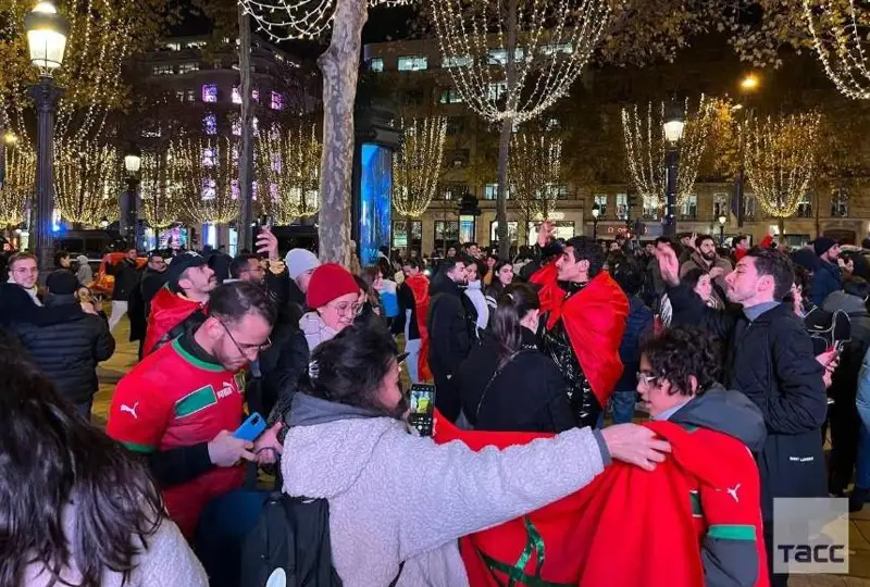 Болельщики сборной Марокко празднуют выход в четвертьфинал чемпионата мира по футболу