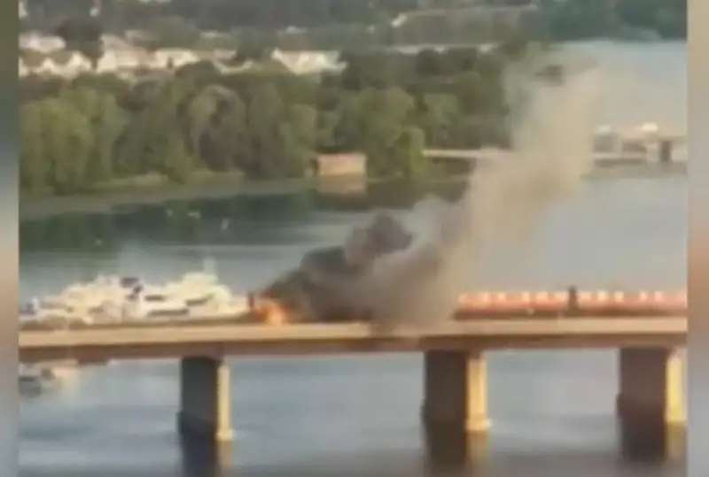 Пассажиры спаслись из окон загоревшегося поезда в штате Массачусетс